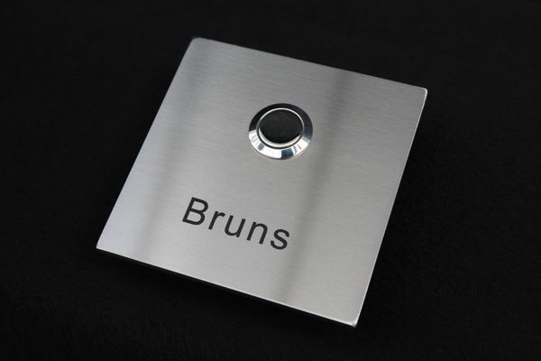 quadratisches Klingelschild mit Anlassbeschriftung aus Edelstahl und Edelstahldrücker