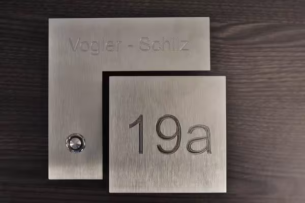 Zweiteiliges Klingelschild kombiniert mit einer Hausnummer aus Edelstahl - Klingelschild aus Edelstahl mit ausgravierter Schrift