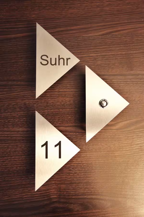 Hausnummer, Klingelknopf und Namensschild