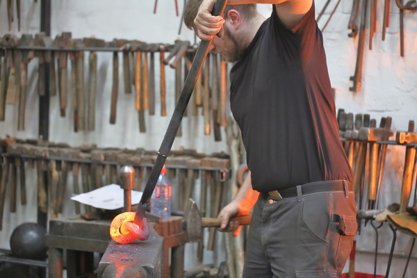 Knoten in Stahl schmieden