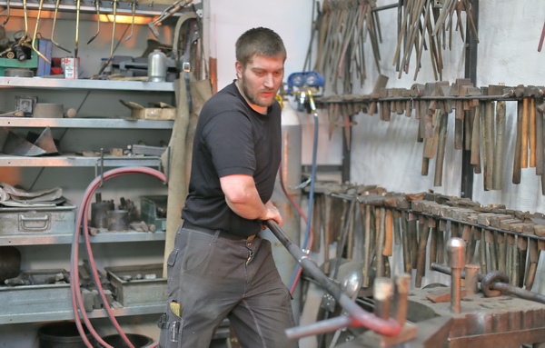 Knoten in Stahl schmieden