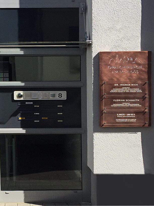 Praxisbeschriftung aus Kupfer