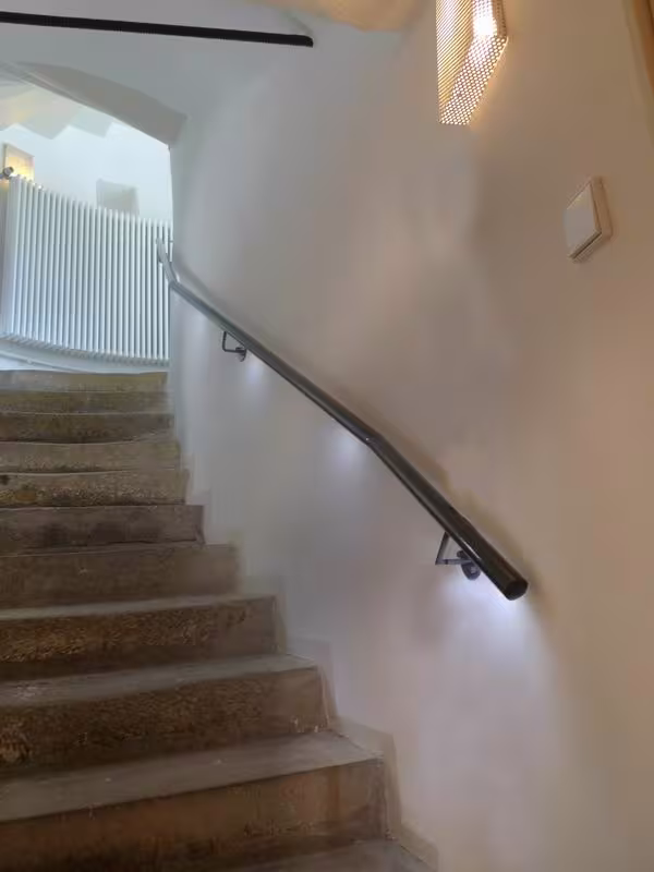 Edelstahlhandlauf mit integrierten LED-Modulen- Der Effiziente