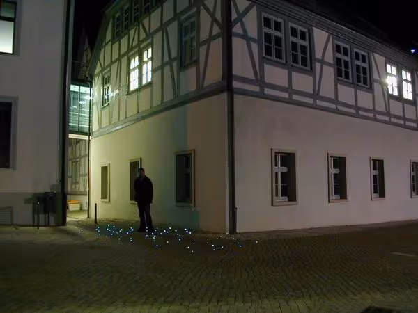 Lichtleitfasern in einer gepflasterten Fl&auml;che in der Hochzeitsgasse am Marktkirchenplatz in Haldensleben