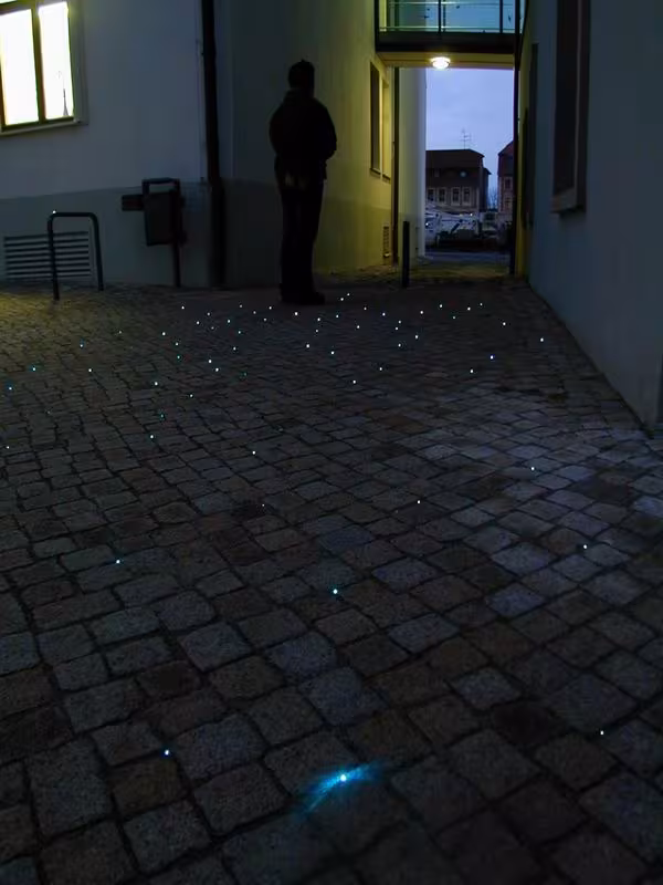 Lichtleitfasern in einer gepflasterten Fl&auml;che in der Hochzeitsgasse am Marktkirchenplatz in Haldensleben