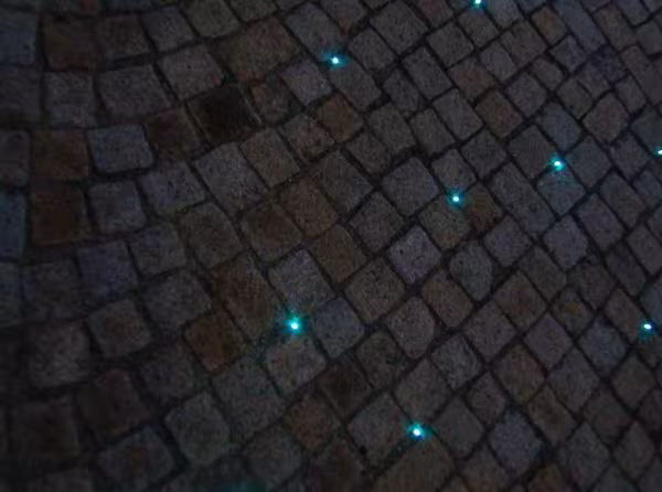 Lichtleitfasern in einer gepflasterten Fl&auml;che in der Hochzeitsgasse am Marktkirchenplatz in Haldensleben