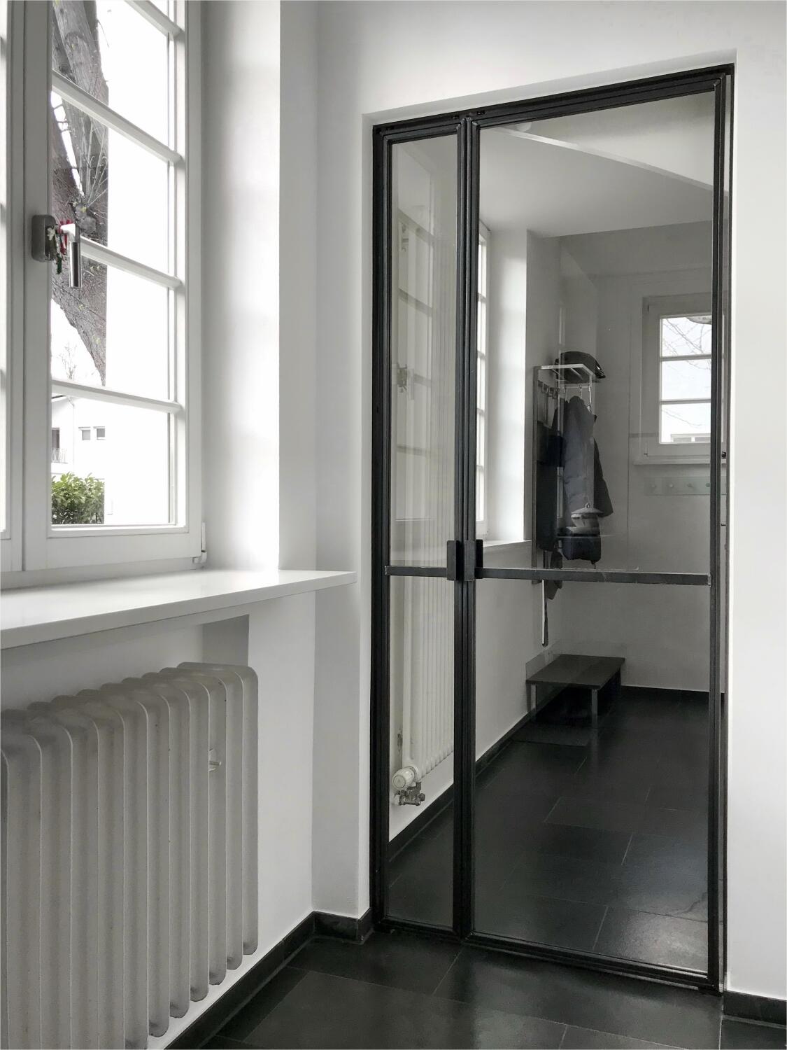 Doppeltür im Bauhausstil, gegenläufig öffnend