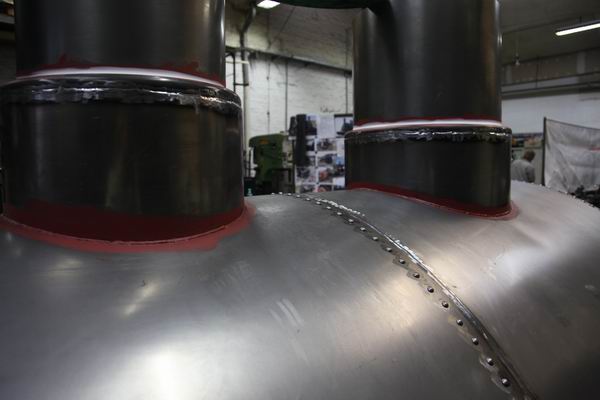 14.01.2010 der Rohbau der Lokomotive wurde mit Nieten versehen und der Wasserkessel bekam seine