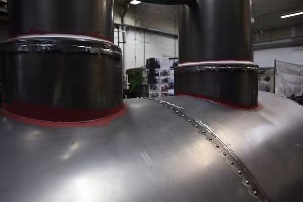 14.01.2010 der Rohbau der Lokomotive wurde mit Nieten versehen und der Wasserkessel bekam seine Verkleidung