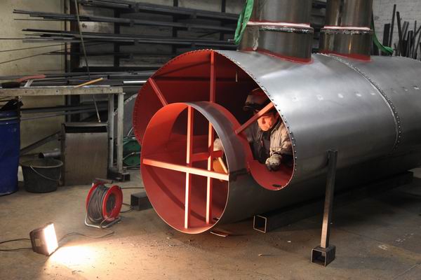14.01.2010 der Rohbau der Lokomotive wurde mit Nieten versehen und der Wasserkessel bekam seine