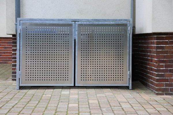 Müllbox mit einer Lochblechfüllung