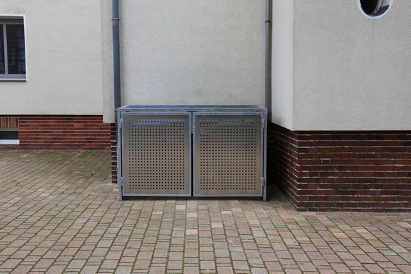 Müllbox mit einer Lochblechfüllung