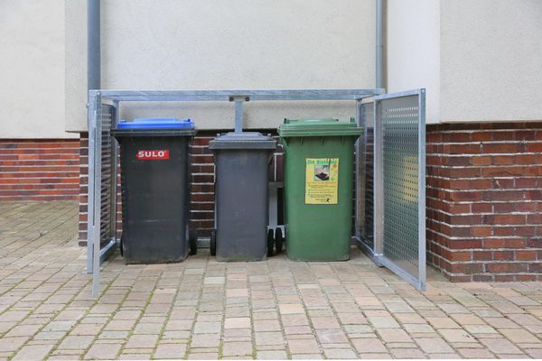 Müllbox mit einer Lochblechfüllung