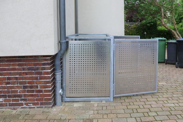Müllbox mit einer Lochblechfüllung