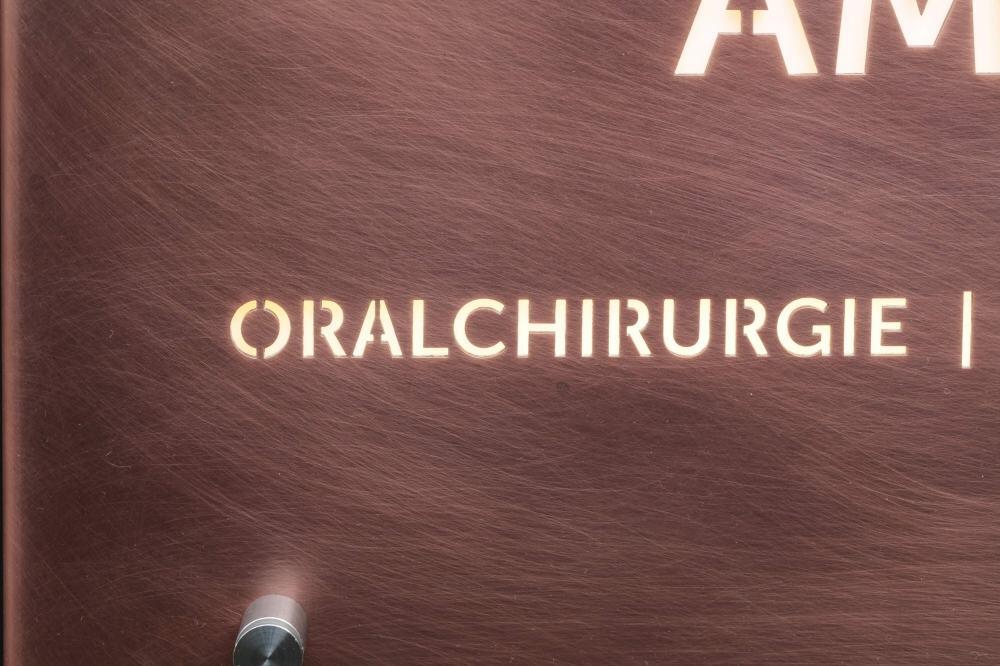 Schild Oralchirugie am Schlo&szlig;