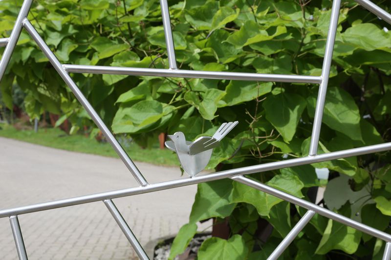 Rankgitter in Schmitzstruktur mit 4 gelaserten V&ouml;gelchen