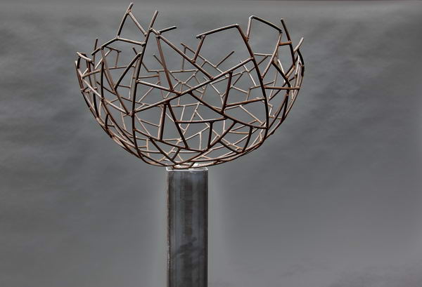 Schalenskulptur aus Rundeisen auf einem Ständer aus Vierkantrohr