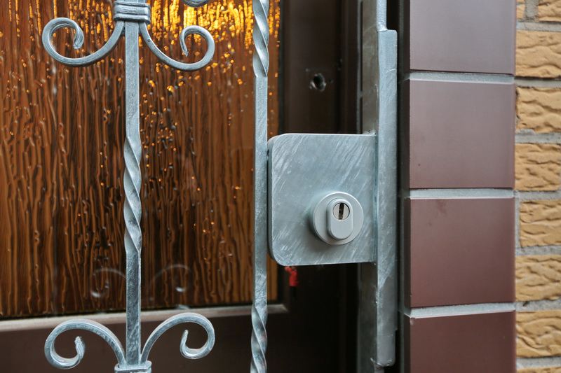 Sicherheitst&uuml;r aus Stahl, feuerverzinkt mit Schmuckornamenten