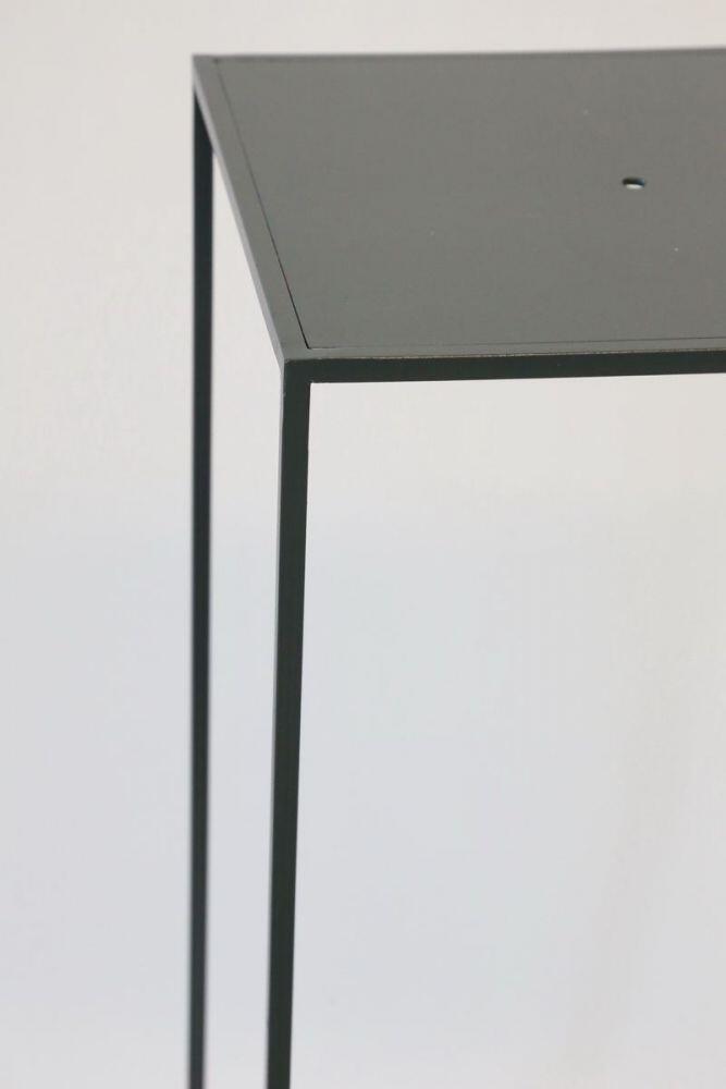 Skulpturen Sockel anthrazitfarben lackiert