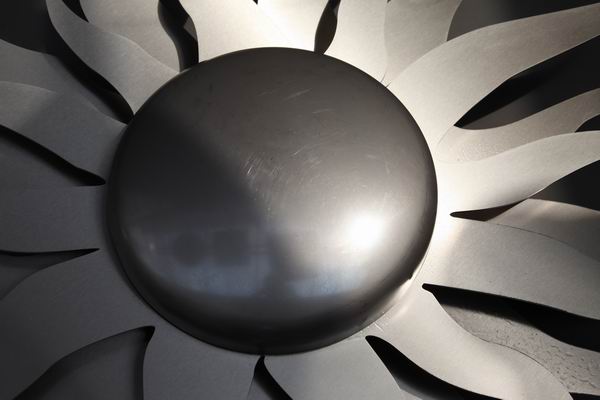 wunderbar. Diese riesige Edelstahlsonne macht auch bei trübem Wetter gute Laune