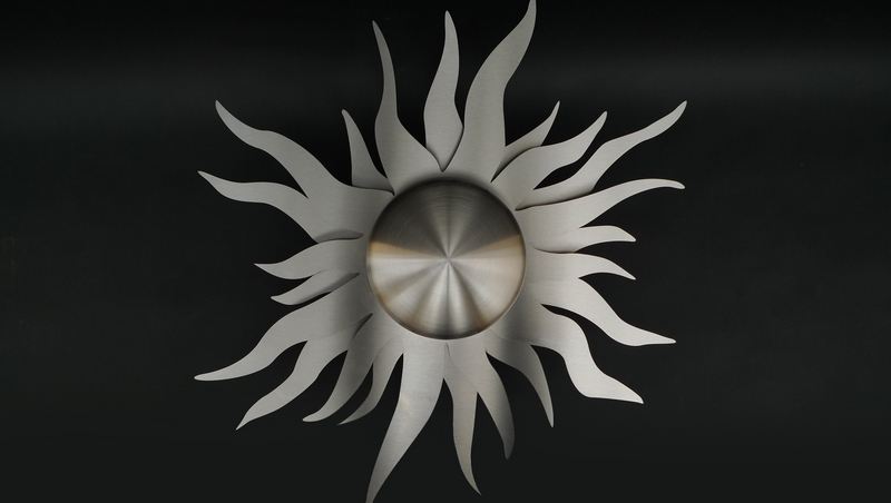 Dreidimensionale Sonne aus Edelstahl mit LED hinterleuchtet, &Oslash; ca. 62 cm mit LED Hinterleuchtung