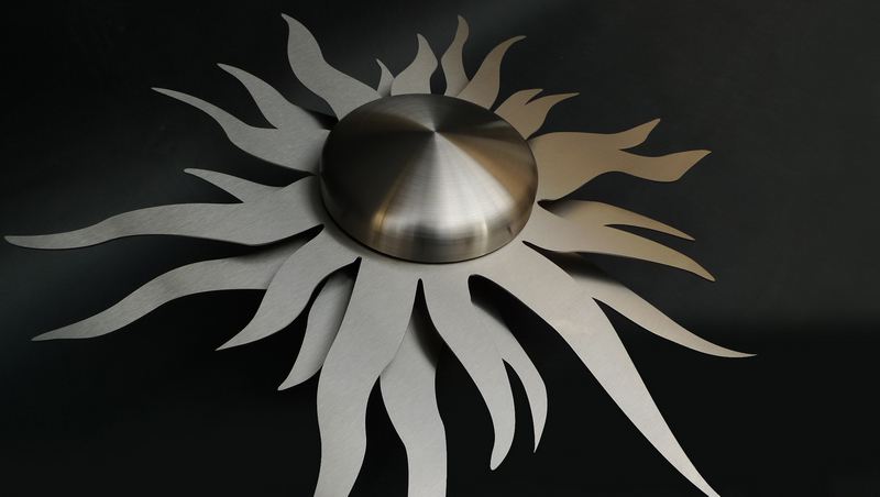 Dreidimensionale Sonne aus Edelstahl mit LED hinterleuchtet, &Oslash; ca. 62 cm mit LED Hinterleuchtung