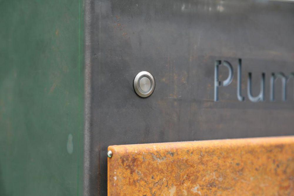 Freistehender Briefkasten aus CorTen Stahl mit Beleuchtung