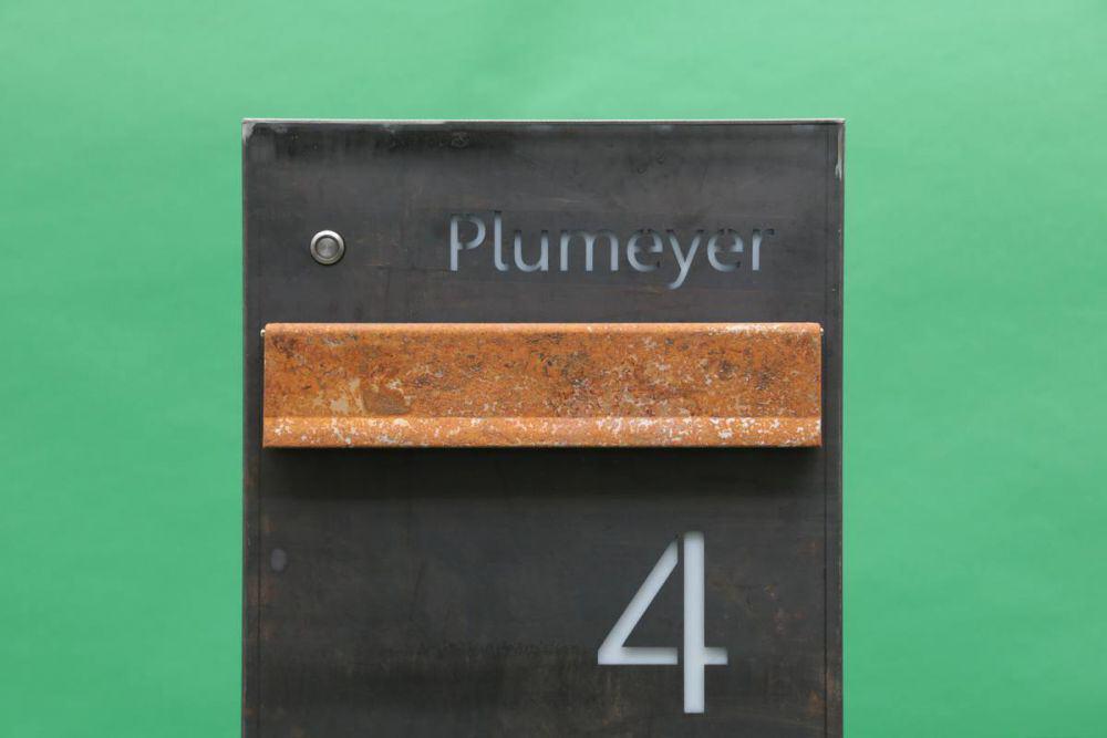 Freistehender Briefkasten aus CorTen Stahl mit Beleuchtung