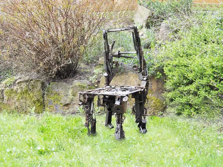 Stuhlskulptur aus Schrott