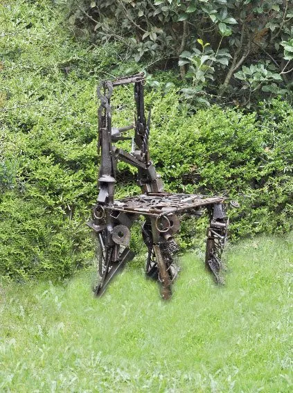 Stuhlskulptur aus Schrott