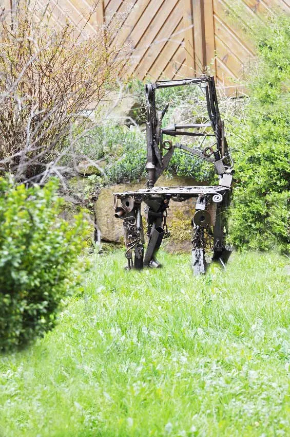 Stuhlskulptur aus Schrott - Stuhl Skulptur