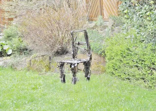 Stuhlskulptur aus Schrott