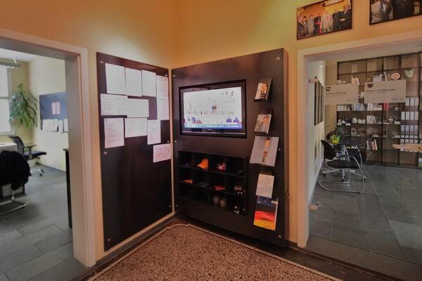 Monitorwand mit integriertem Prospekthalter und Regalfächern aus Stahl für das Helmut Kohl Haus in