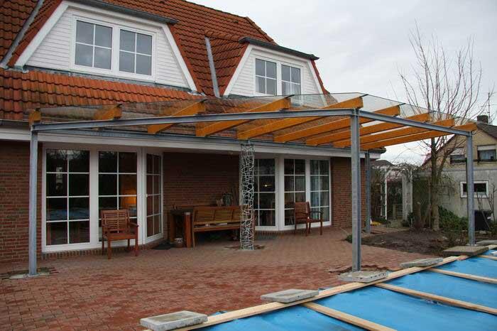 Terrassendach aus Stahl, Glas und Leimbindern, Säule mit Schmitzstruktur