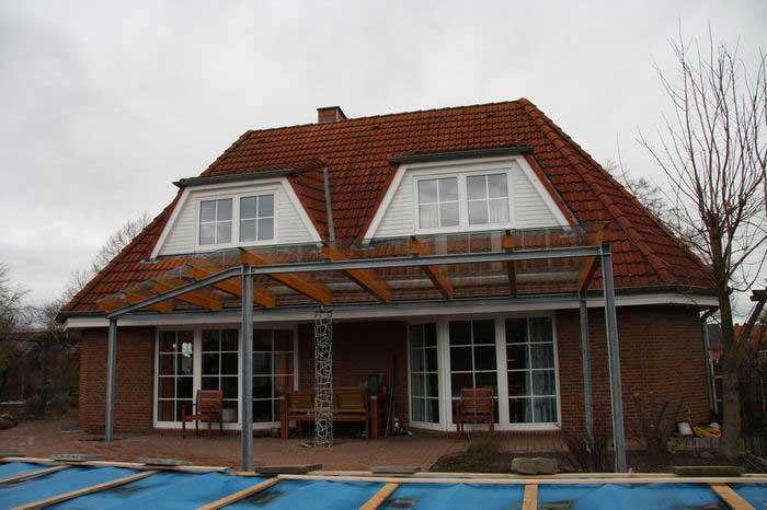 Terrassendach aus Stahl, Glas und Leimbindern, Säule mit Schmitzstruktur