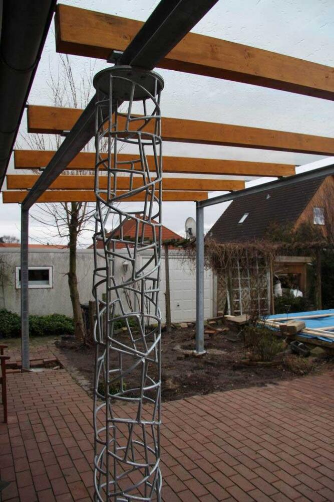 Terrassendach, Überdachung aus Stahl, Glas und Holz mit Säule in Schmitzstruktur