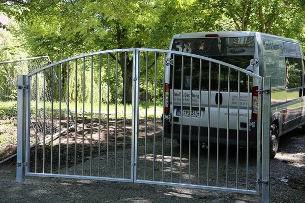 Tor aus verzinktem Stahl