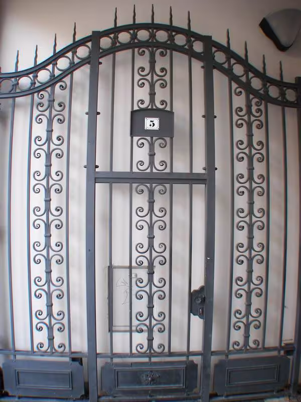 handgeschmiedetes Tor aus Eisen