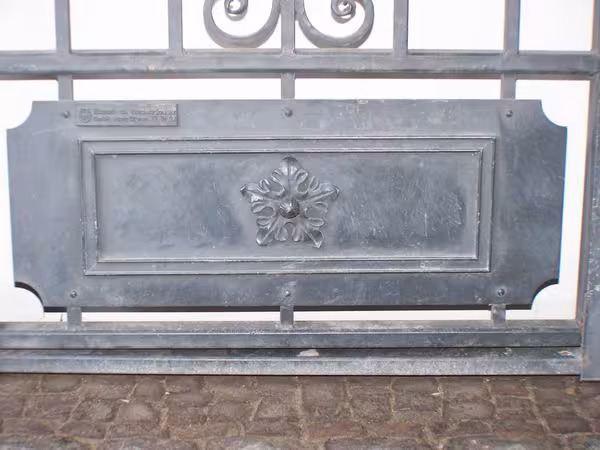 handgeschmiedetes Tor aus Eisen
