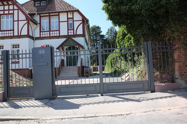 Elektrische Tore für eine historische Villa in Alfeld