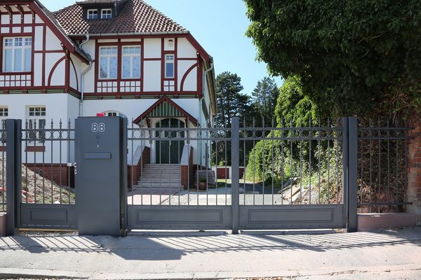 Elektrische Tore für eine historische Villa in Alfeld