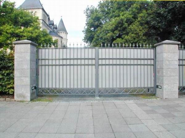 Sichtschutz für eine Toreinfahrt aus Blech gegen neugierige...