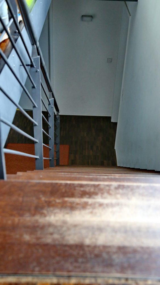 Treppe aus Stahl, Treppenhandlauf aus Edelstahl