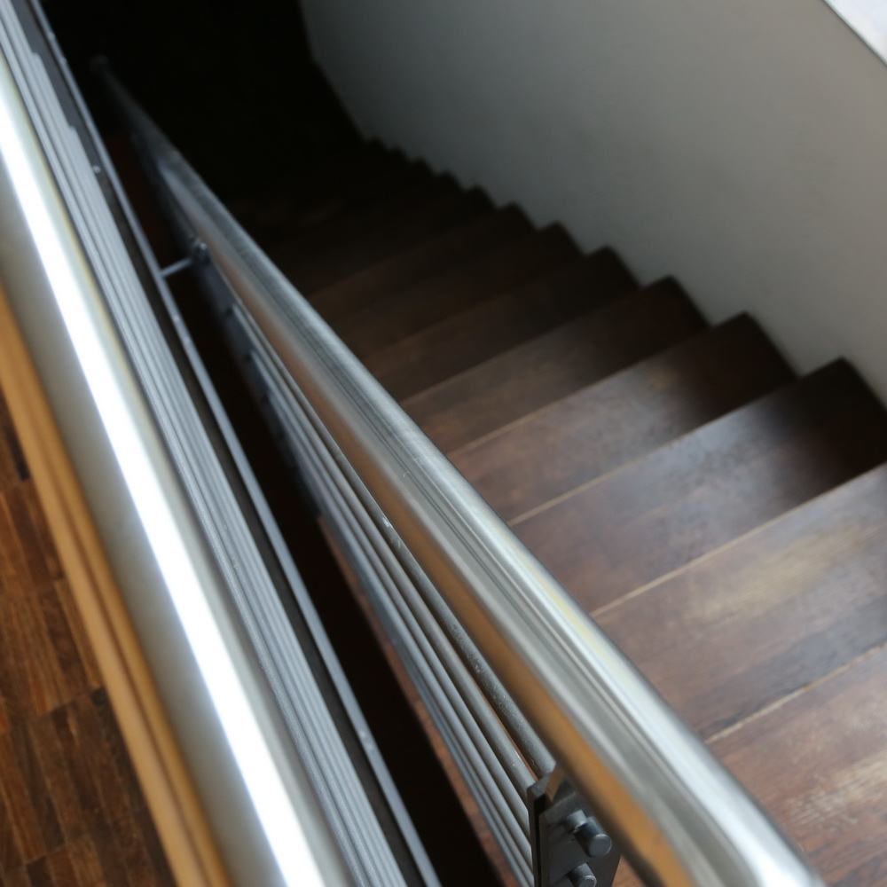 Treppe aus Stahl, Treppenhandlauf aus Edelstahl