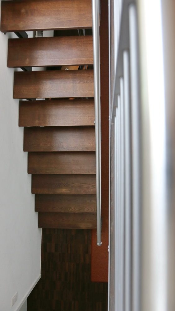 Treppe aus Stahl, Treppenhandlauf aus Edelstahl
