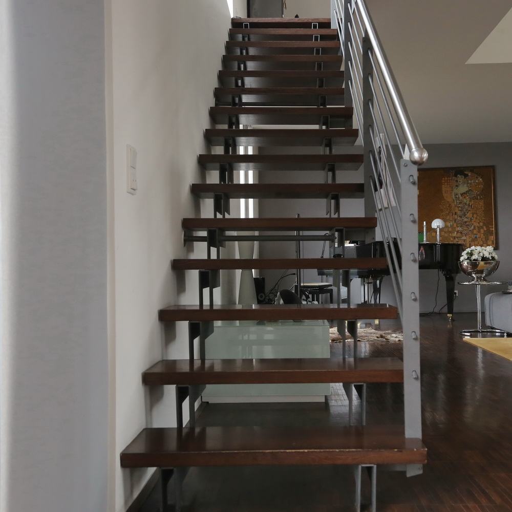 Treppe aus Stahl, Treppenhandlauf aus Edelstahl - Stahltreppe, Treppe