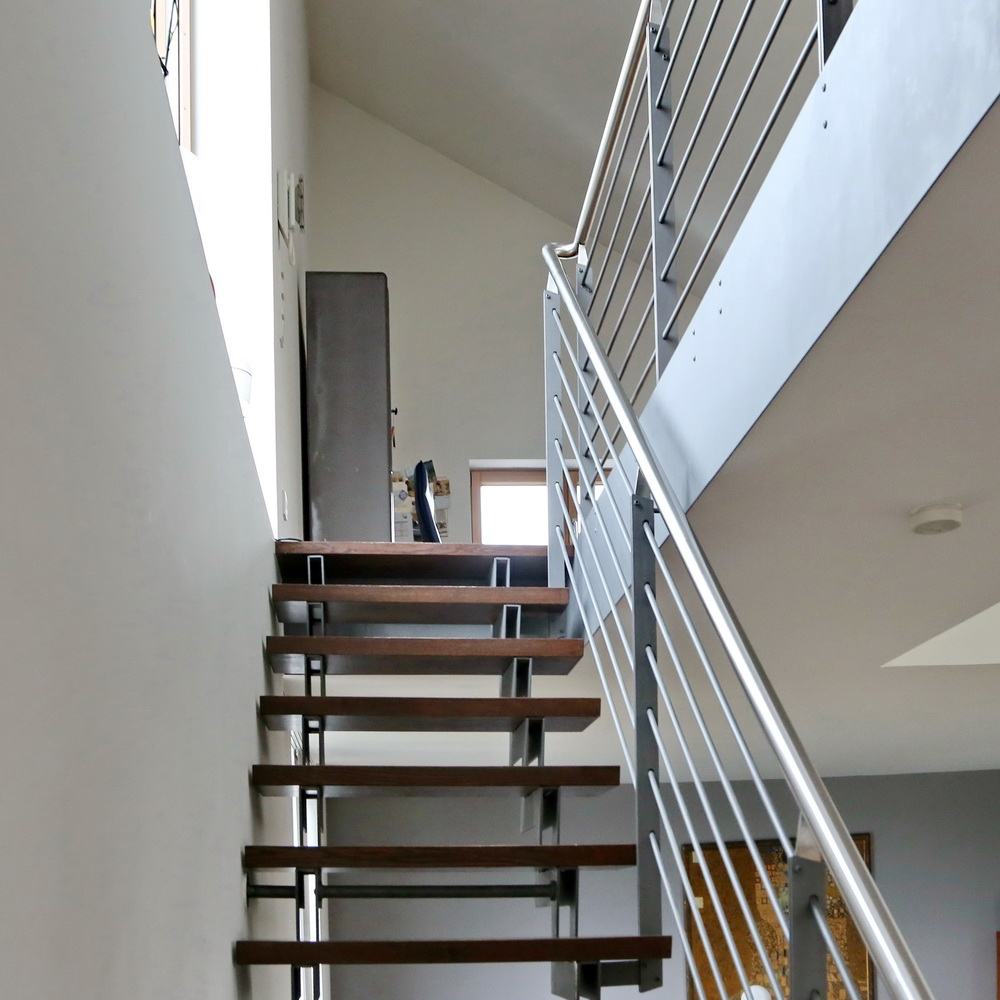 Treppe aus Stahl, Treppenhandlauf aus Edelstahl