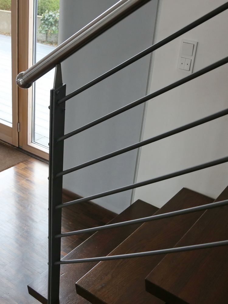 Treppe aus Stahl, Treppenhandlauf aus Edelstahl