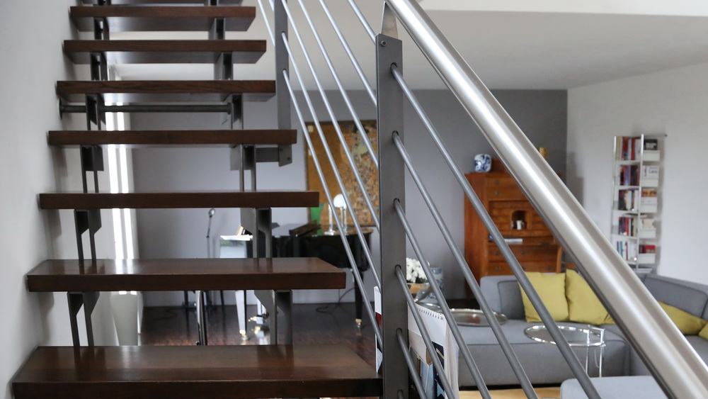 Treppe aus Stahl, Treppenhandlauf aus Edelstahl