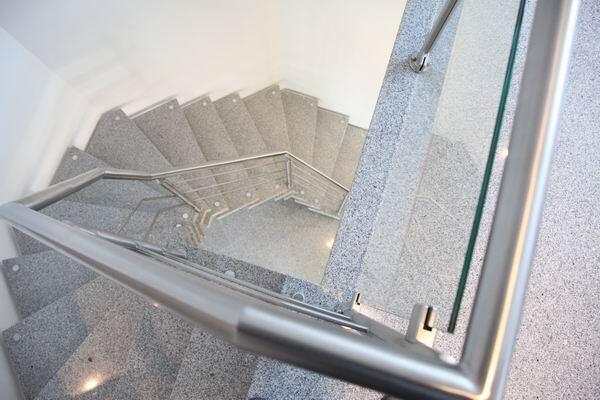 Kombiniertes Treppengeländer aus Edelstahl und Sicherheitsglas